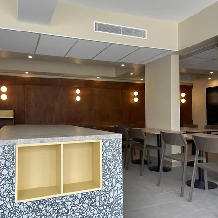 Aéroport Mandelieu Hotel 3*